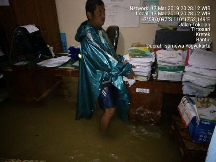 Pamong Desa Gotong Royong Mengamankan Dokumen Kantor Akibat Terjangan Banjir di Desa Tirtosari